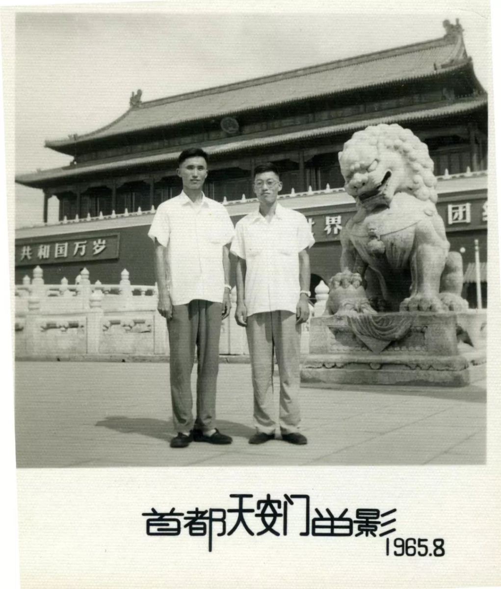 **原训练班学员徐研人（左）、罗文比赴哈尔滨参加第4次计算机学术会议，路过北京。**