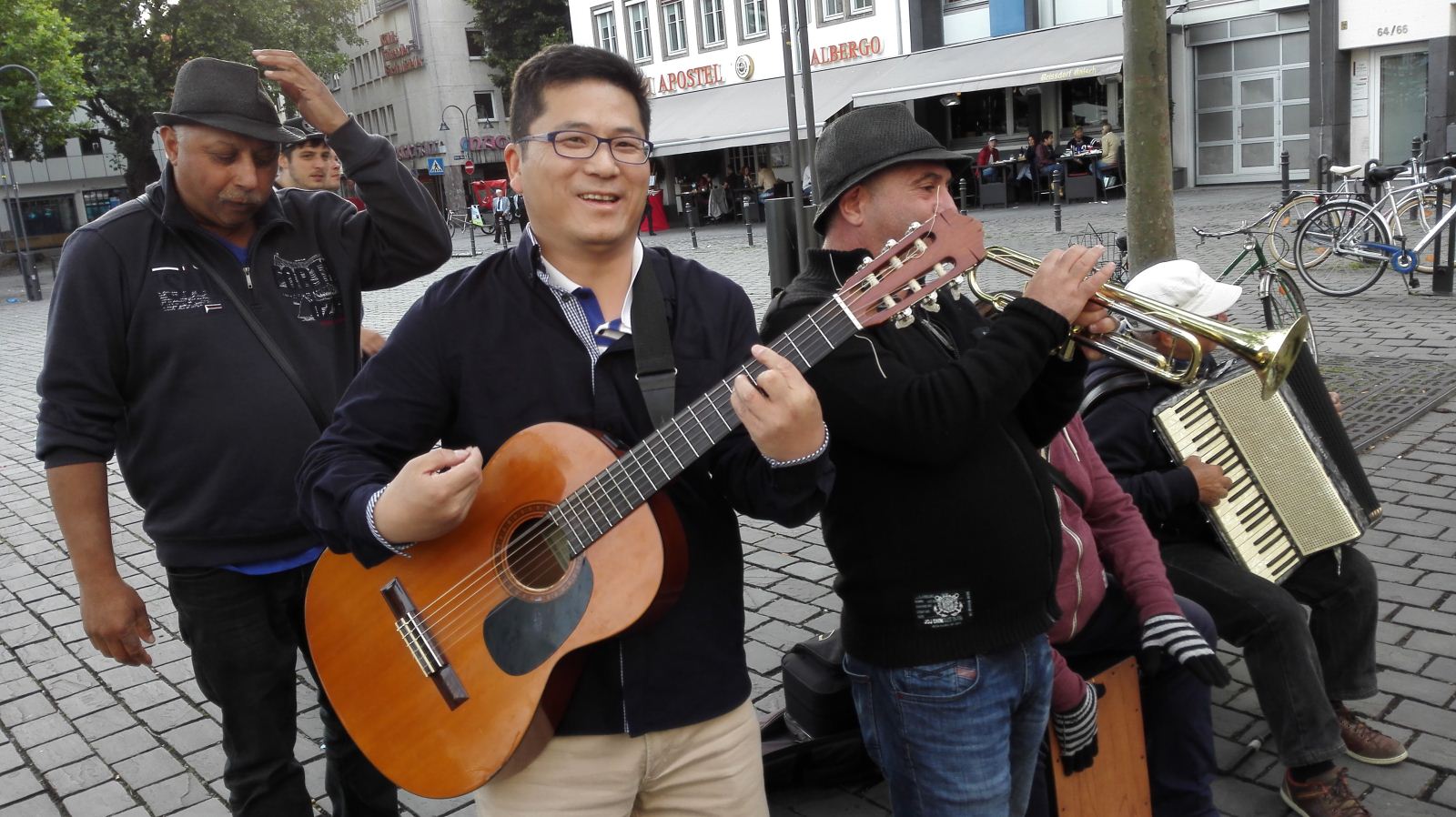 同窗情 13 凌建民在德国科隆广场和街头艺人PK吉他弹唱